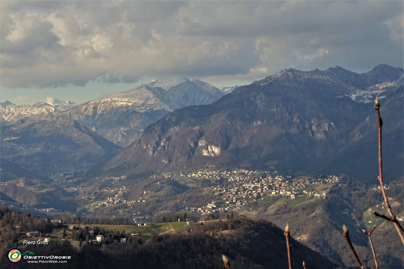 62 Dalla Corna Bianca vista sulla Val Serina con Menna ed Alben.JPG